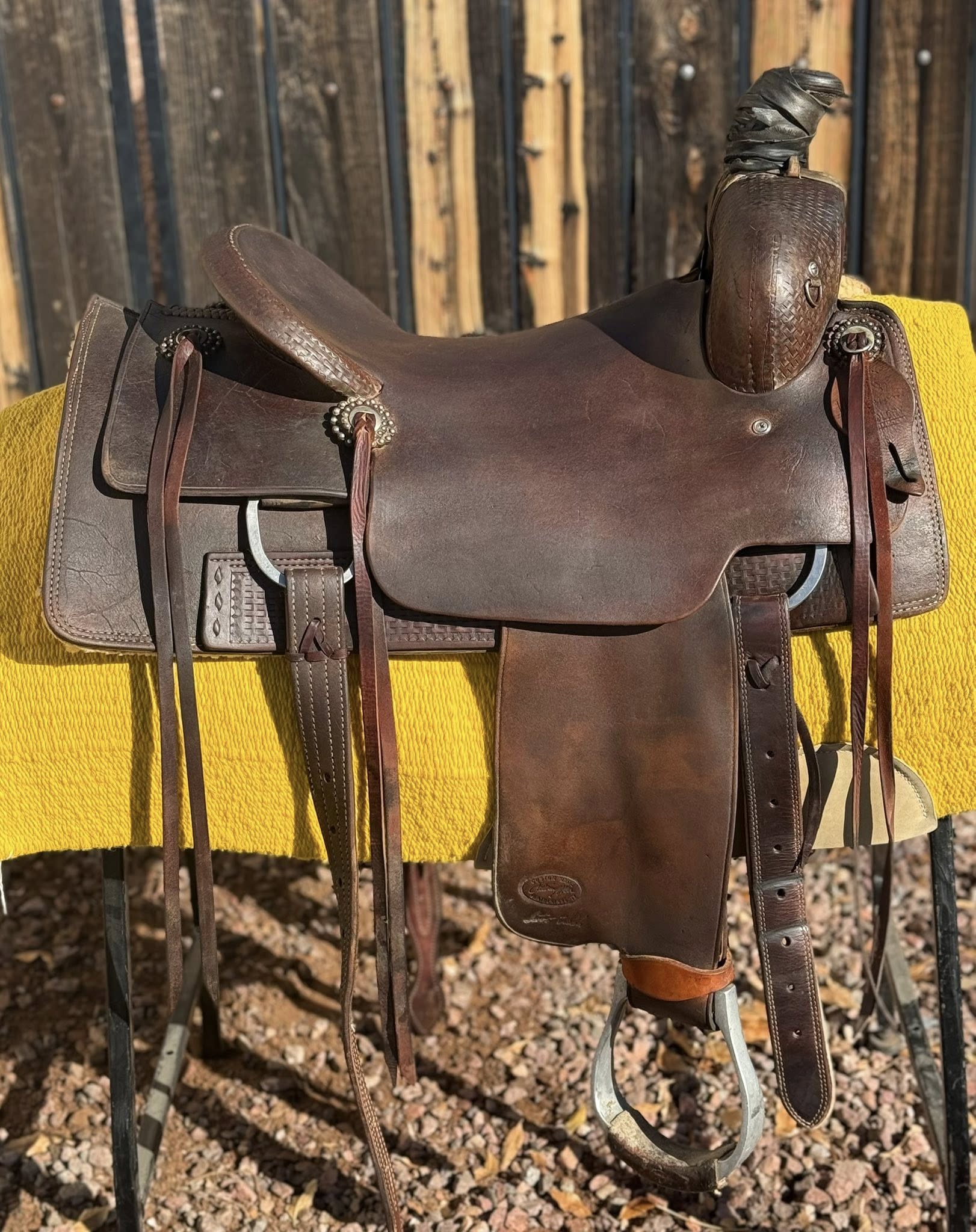 Deep seat cutting saddle