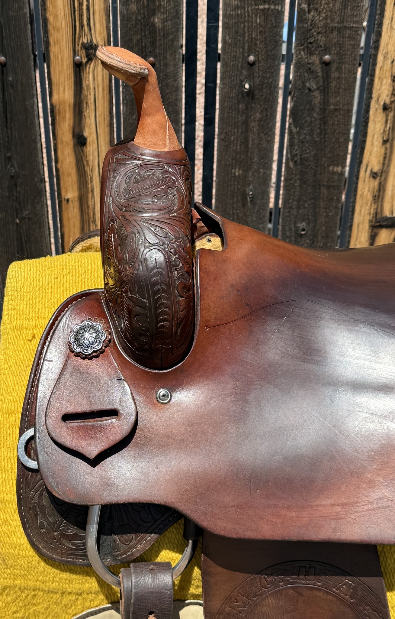 Tall cutting saddle horn